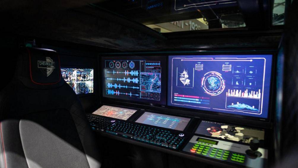 Bên trong, Mobile Command Center được bố trí hàng loạt trang bị và máy móc tiện nghi dành riêng cho việc phá án, theo dõi tội phạm