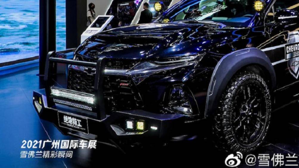 Ngoại thất của xe chống tội phạm này được sơn một màu đen đầy vẻ uy hiếp và được bao phủ bởi phù hiệu cảnh sát ở nhiều vị trí