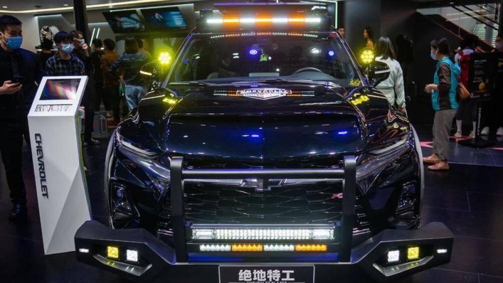 Những trang bị độ ngoại thất khác bao gồm khung cản va lớn phía trước, nắp capô táo bạo với khe hút gió bổ sung, thanh đèn LED gắn trên nóc xe...