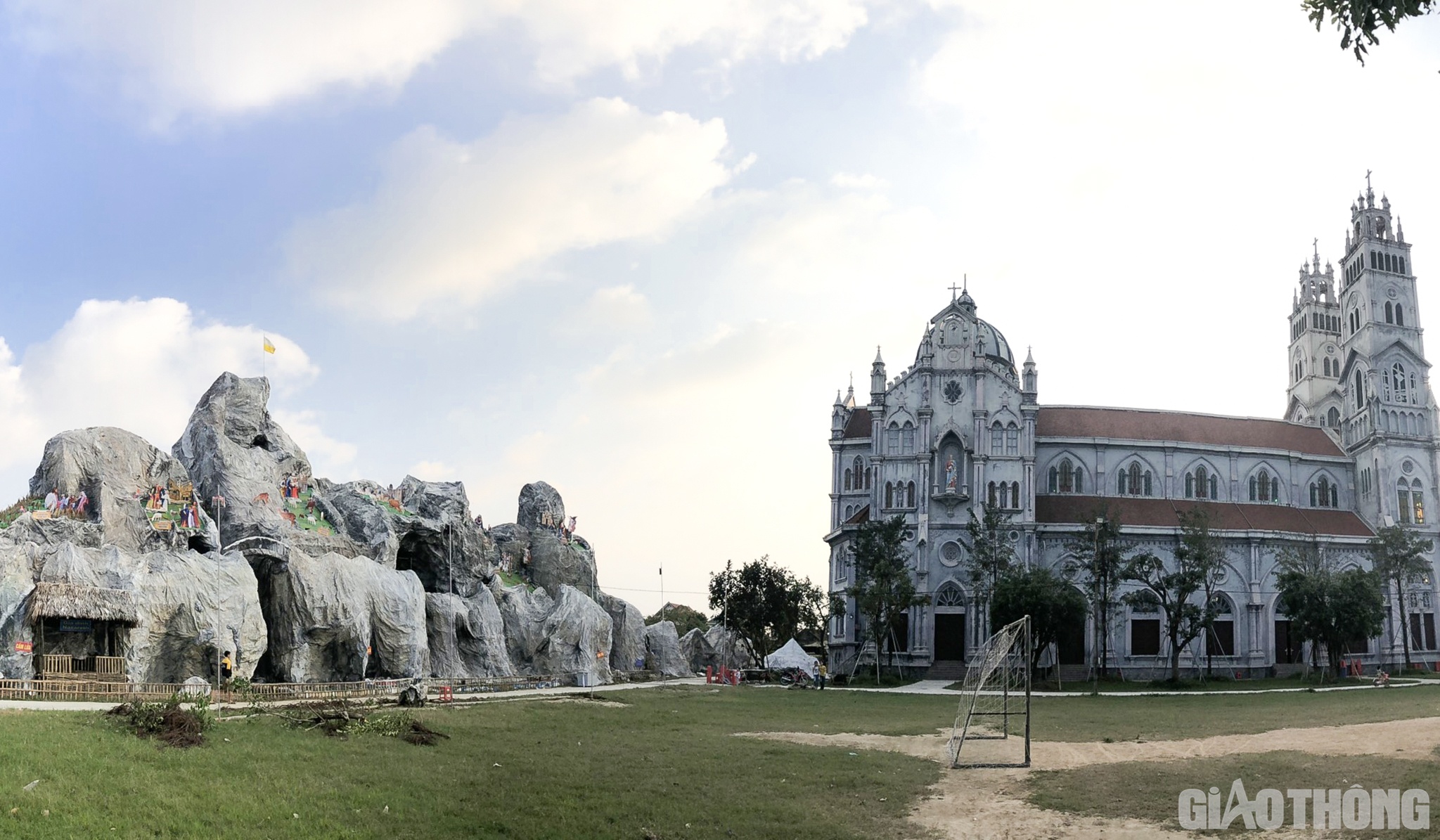 Những ngày này, bà con giáo dân giáo xứ Văn Hạnh và giáo xứ An Nhiên (ở TP Hà Tĩnh) đang tất bật ngày đêm xây dựng hang đá khổng lồ chào đón lễ Giáng sinh năm 2021.
