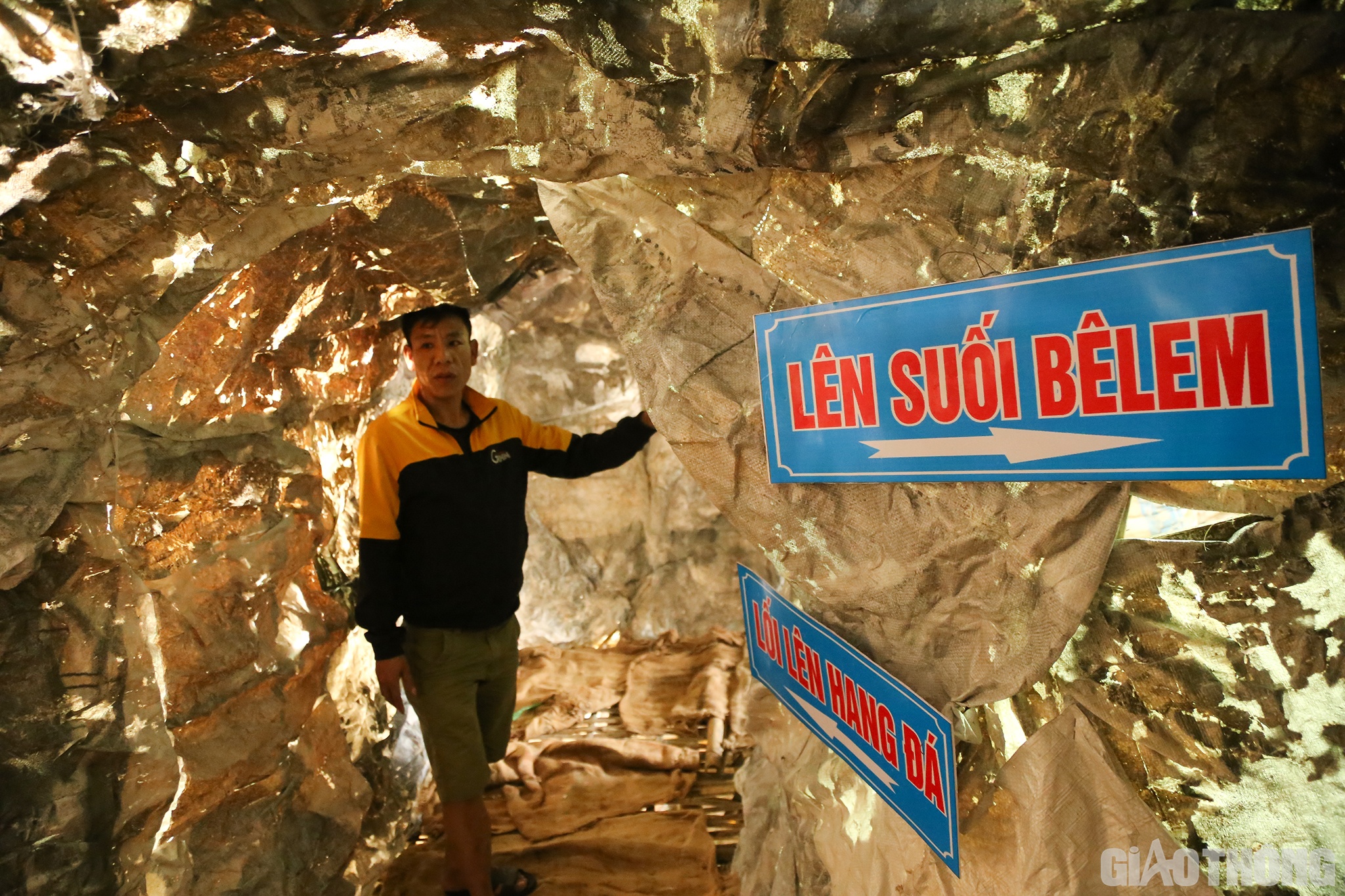 Anh Nguyễn Văn Doãn (ở xóm Bắc Phú) cho biết: Giáo xứ Văn Hạnh có 6 xóm và theo thông lệ mỗi năm một xóm sẽ đảm nhận việc xây dựng hang đá.