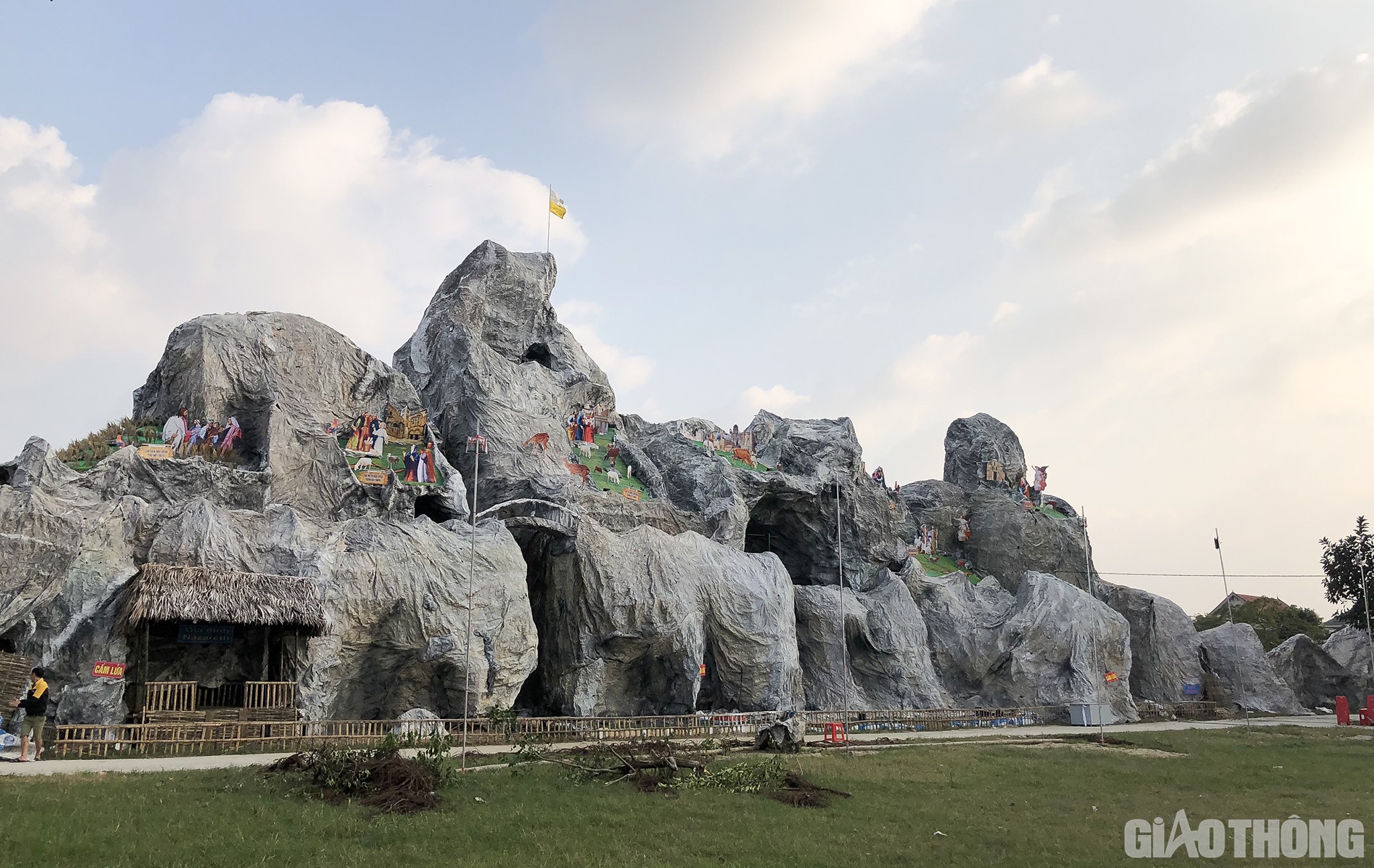 Hang đá ở giáo xứ Văn Hạnh (xã Thạch Trung, TP Hà Tĩnh) được xây dựng với kích thước dài khoảng 85m, cao 23m và rộng 15m. Hang đá khổng lồ này được dựng ở bãi đất trống ngay phía trước nhà thờ giáo xứ.