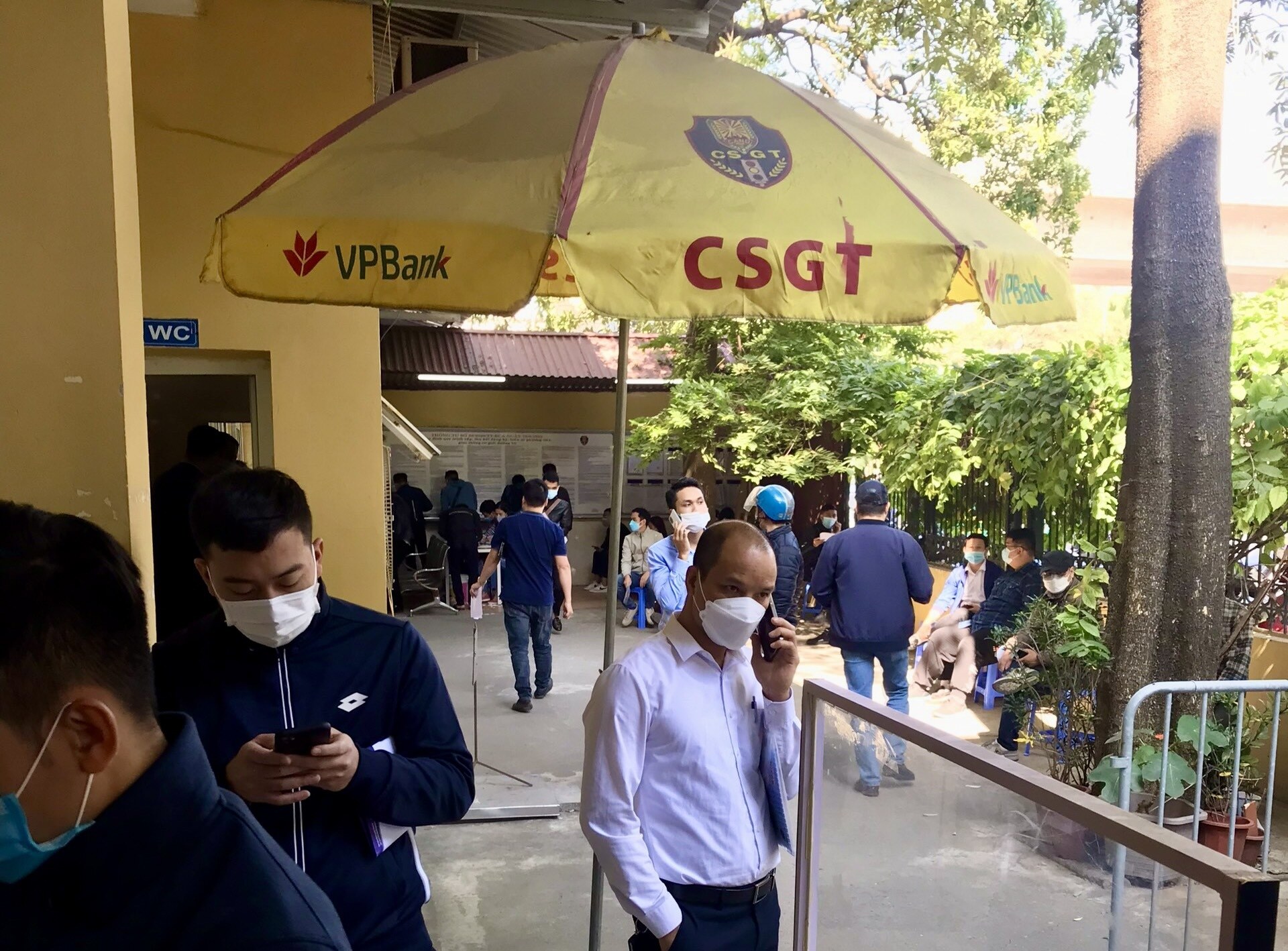 Theo nhân viên bán hàng tại đại lý Hyundai Hà Đông, dự kiến chiều nay (ngày 1/12) các điểm đăng ký xe sẽ đông hơn, do nhiều người nộp lệ phí trước bạ trong buổi sáng sẽ dồn lại để buổi chiều đi đăng ký xe. (Ảnh chụp tại cơ sở đăng ký xe số 4 trên đường Nguyễn Khuyến (Hà Nội)