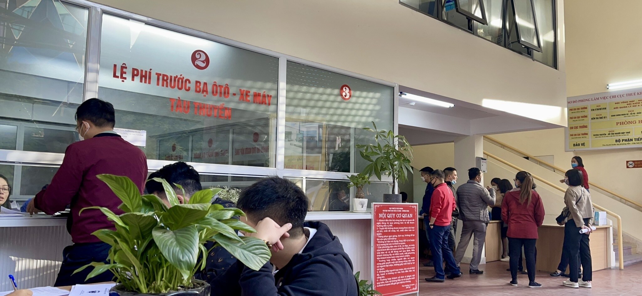 Hôm nay (ngày 1/12/2021), chính sách hỗ trợ 50% lệ phí trước bạ dành cho xe sản xuất, lắp ráp chính thức có hiệu lực. (Ảnh chụp tại Chi cục thuế tại Hải Phòng)