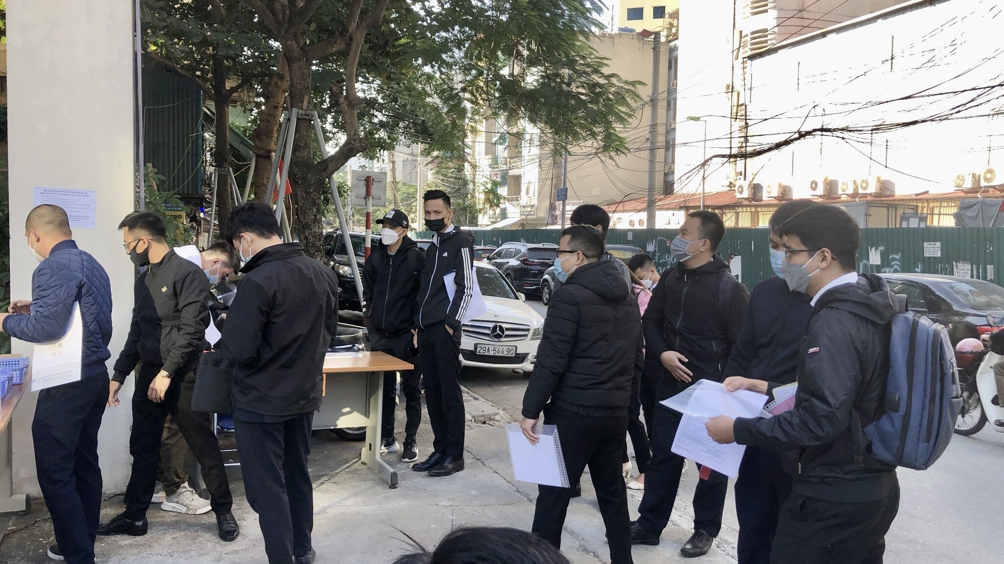 Ngay phía ngoài các điểm nộp thuế đều bố trí bàn hướng dẫn, sát khuẩn và kiểm tra nhiệt độ của người dân để đảm bảo an toàn phòng chống dịch Covid-19