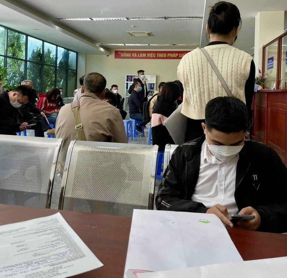 Do có kinh nghiệm từ năm trước, nhiều người đã đến các điểm nộp thuế từ sớm, tuy nhiên vẫn không tránh khỏi tình trạng phải chờ đợi