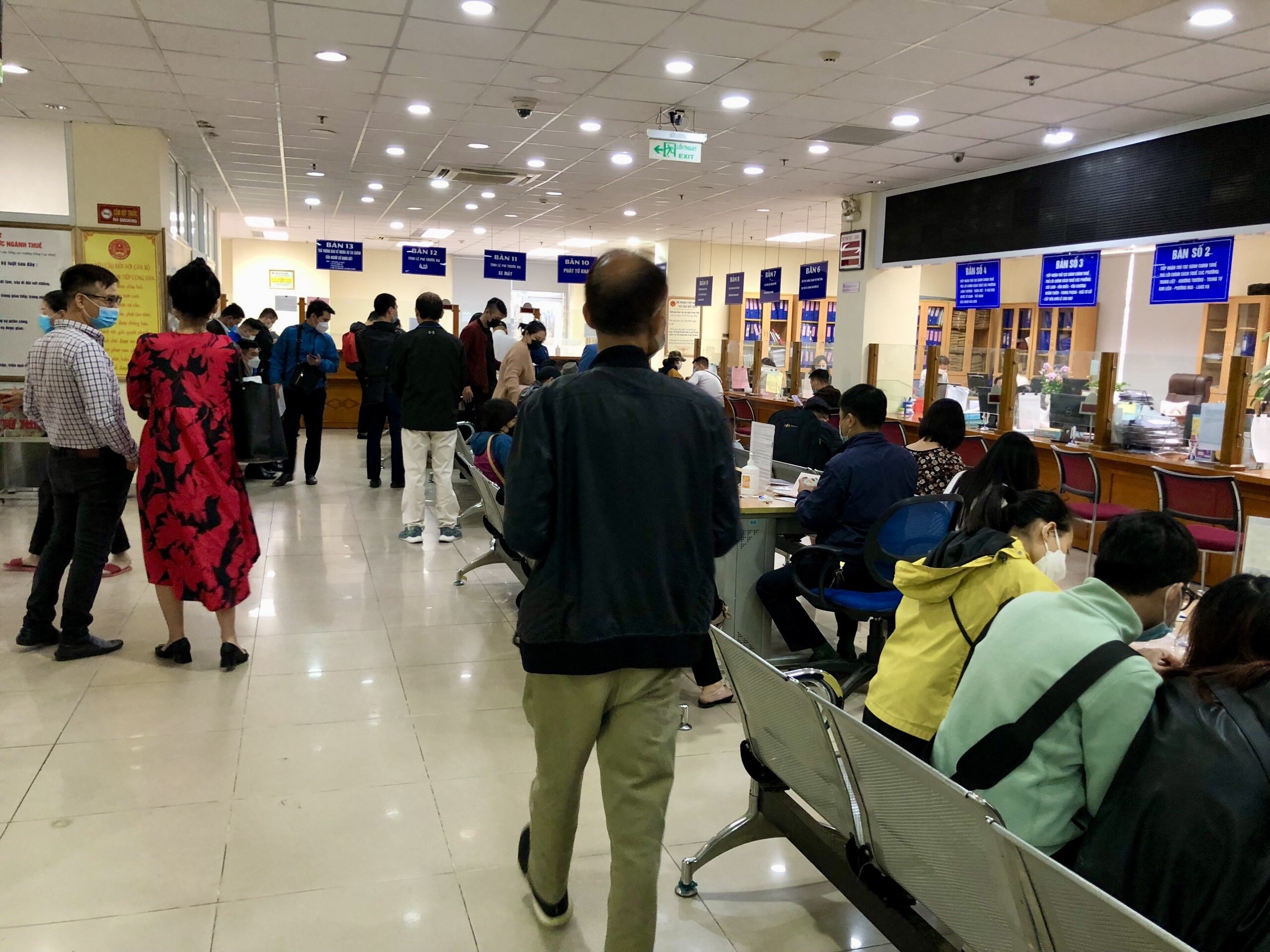 Bên cạnh các điểm nộp thuế tại các chi cục thuế, ngân hàng cũng ghi nhận tình trạng đông đúc không kém. (Ảnh chụp tại Ngân hàng Vietinbank Văn Quán, Hà Đông, Hà Nội sáng 1/12)