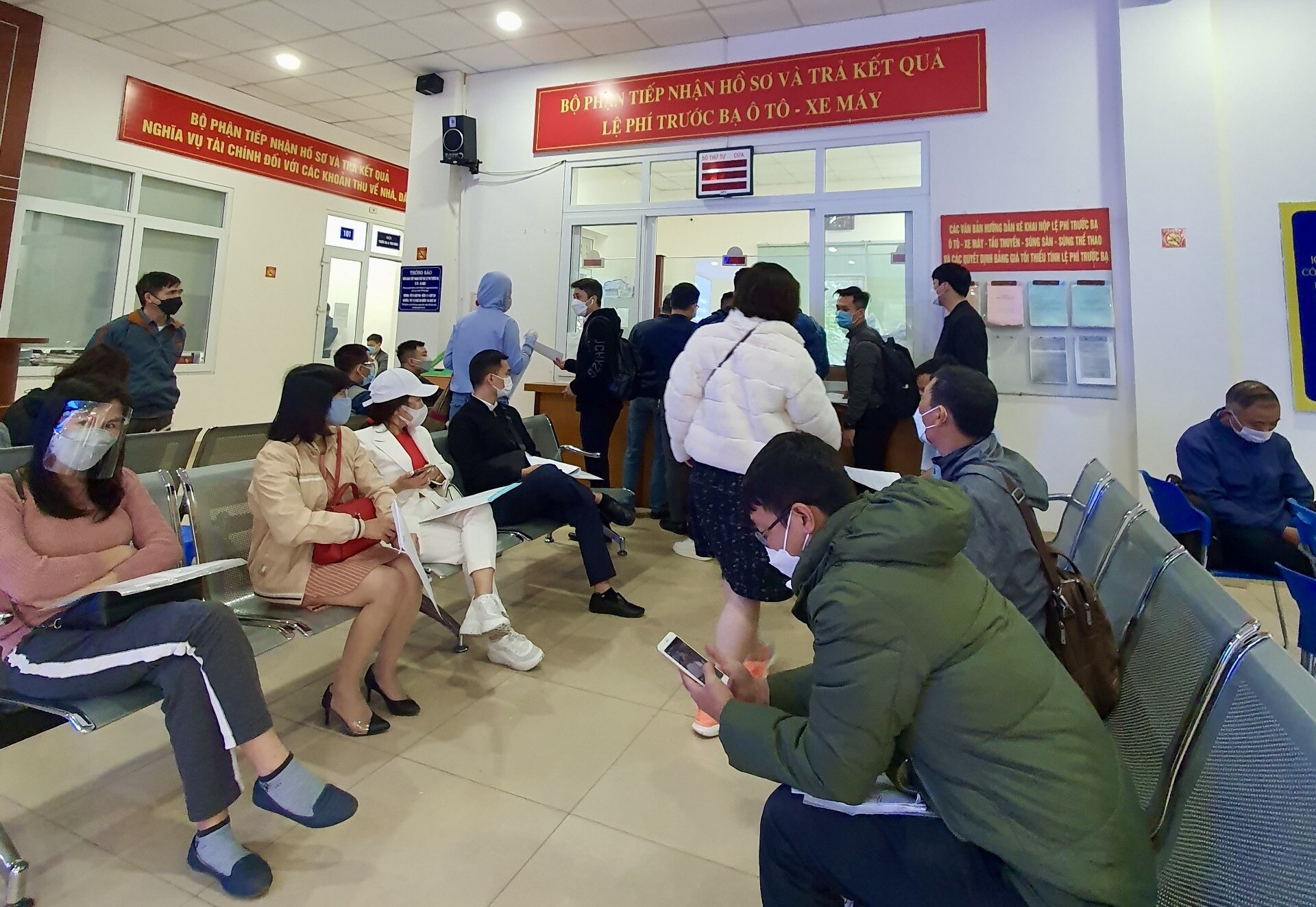 Rất đông người dân, nhân viên tư vấn bán hàng đã "đổ xô" đến các điểm nộp thuế để nộp lệ phí trước bạ dành cho xe đăng ký mới, chủ yếu là các loại ô tô du lịch lắp ráp trong nước