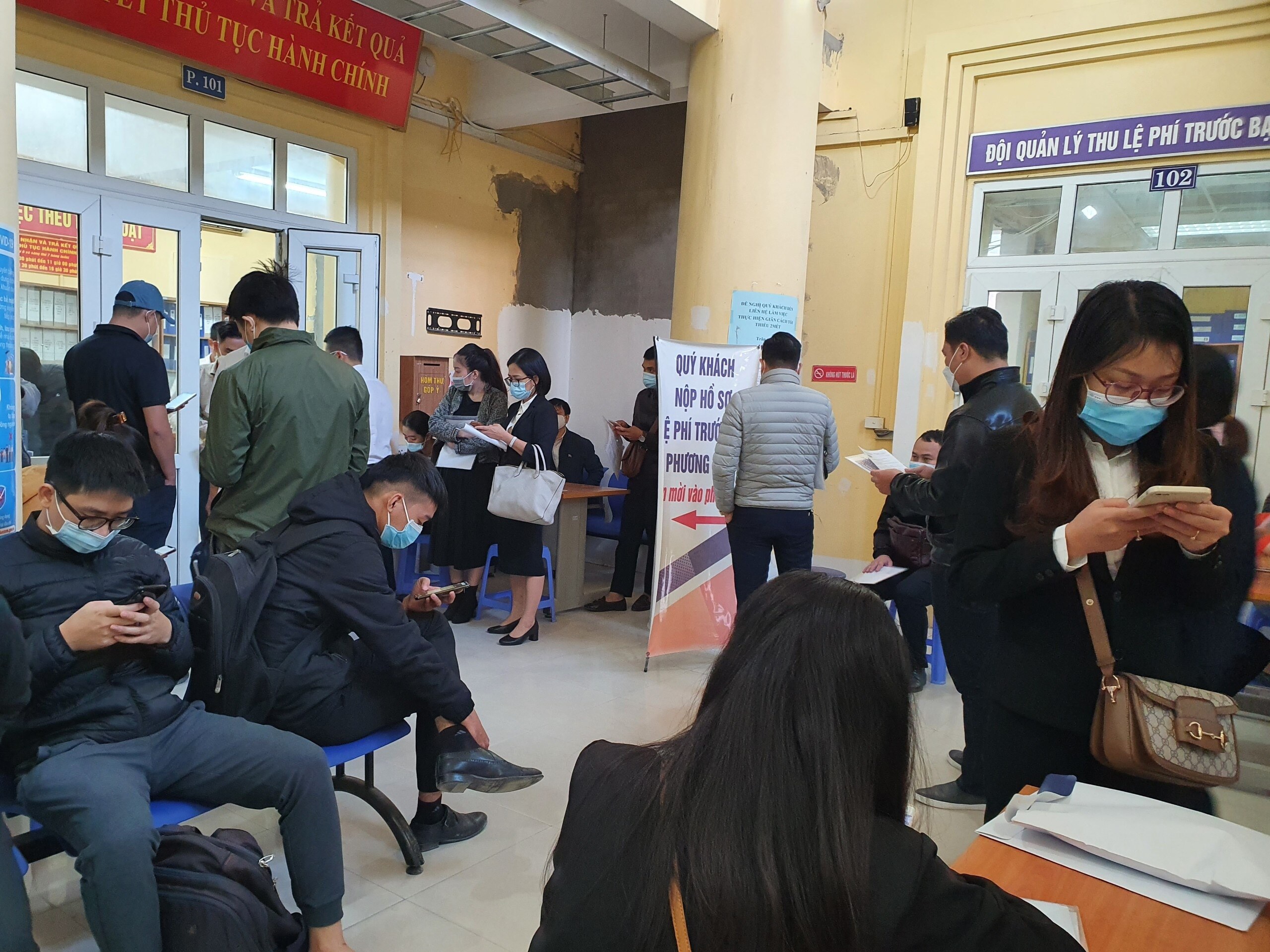 Theo nhân viên bán hàng tại đại lý VinFast ở Hà Nội, do quá đông người kê khai nộp thuế online đã khiến Cổng Dịch vụ công Quốc gia bị quá tải, nhiều người không thể truy cập để khai báo (Ảnh chụp tại Chi cục thuế quận Thanh Xuân sáng 1/12)