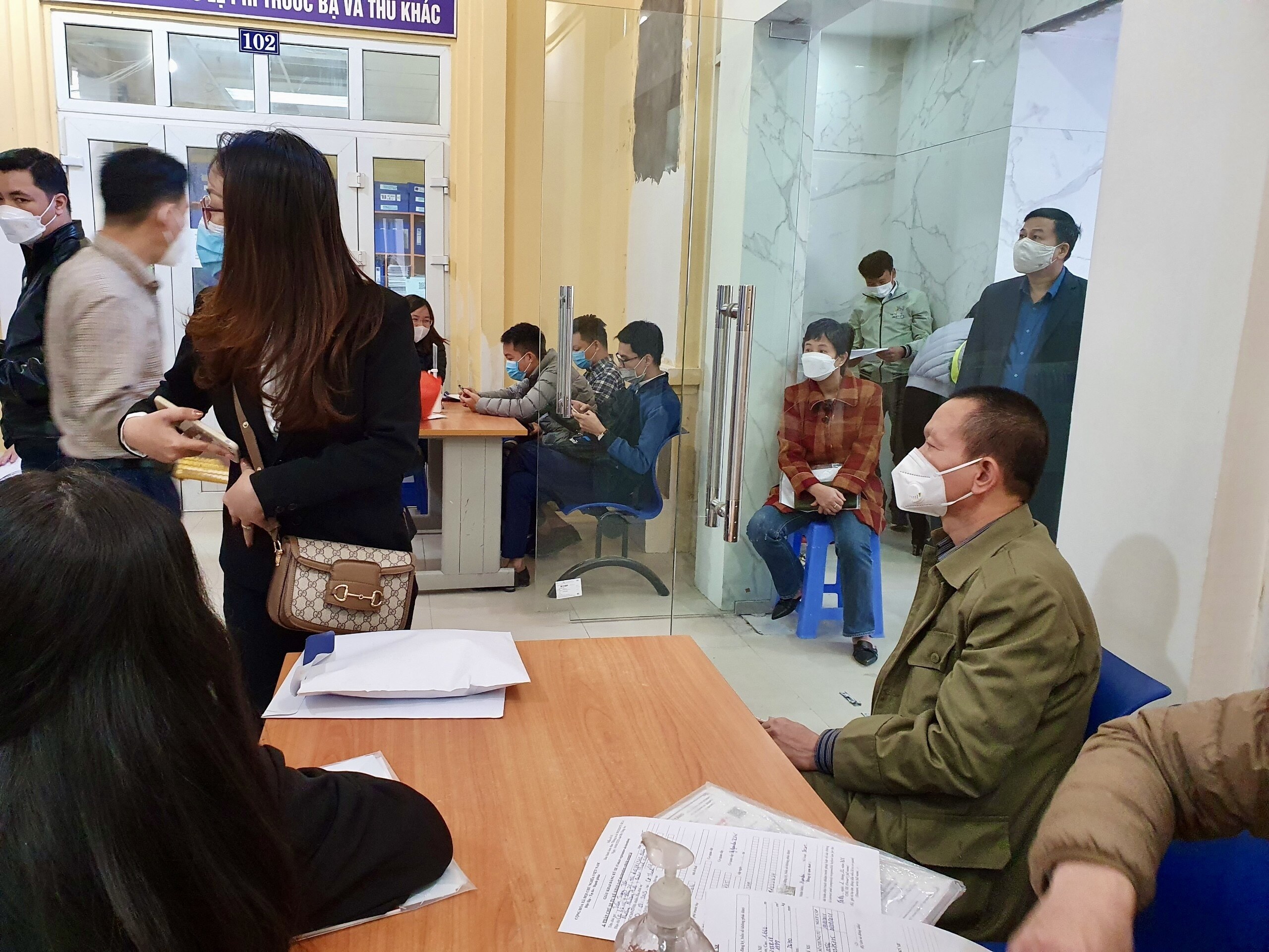 Do đó, phải thực hiện khai báo bằng giấy mất thời gian hơn. (Ảnh chụp tại Chi cục thuế quận Thanh Xuân sáng 1/12)