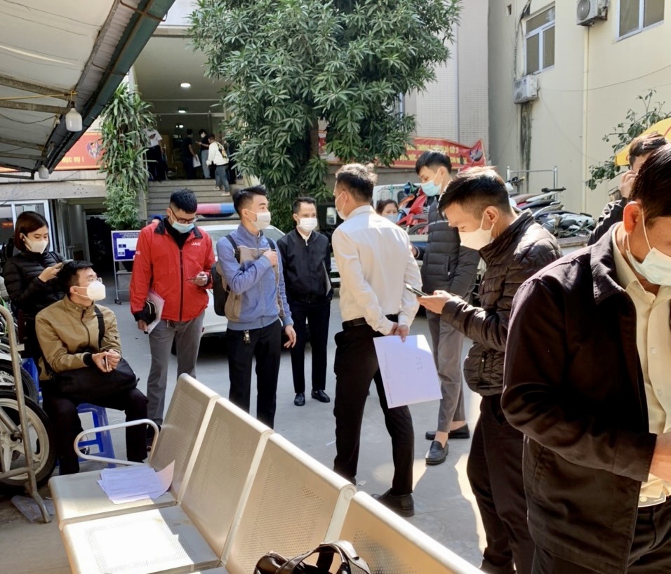 Tại các điểm đăng ký xe mới cũng trong tình trạng tương tự vào ngày đầu áp dụng chính sách hỗ trợ lệ phí trước bạ cho xe nội. (Ảnh chụp tại cơ sở đăng ký xe số 2 trên đường Láng, Hà Nội)