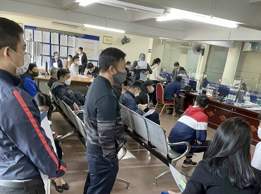 Ghi nhận của PV Xe Giao thông, tại các điểm nộp thuế và đăng ký xe trên toàn quốc đều trong tình trạng đông đúc, nhộn nhịp. (Ảnh chụp tại Chi cục thuế Nam Định sáng 1/12/2021)