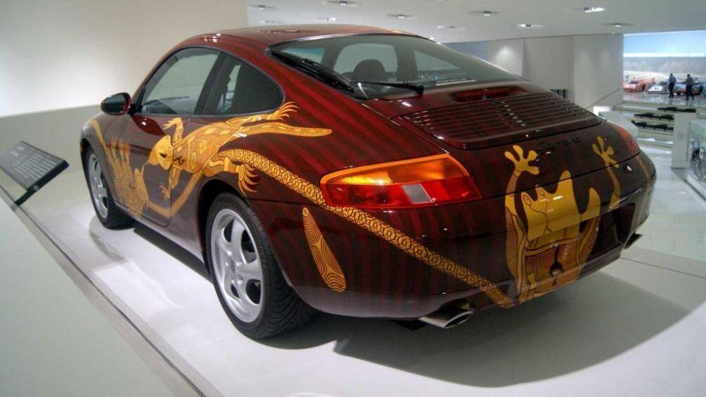 911 Carrera: Chiếc Art Car dựa trên 911 Carrera (996) này được nghệ sĩ Biggibilla vẽ thủ công với các chi tiết hình thú mỏ vịt lạ mắt