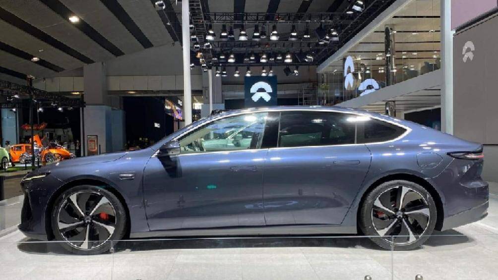 Thiết kế của NIO ET7 gọn gàng và mượt mà từ đầu tới đuôi. Các chi tiết như cánh gió tích hợp và thanh đèn hậu phía sau hiện đại