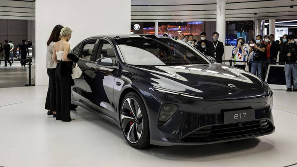 NIO sẽ cung cấp ET7 với ba tùy chọn pin gồm: Standard (75 kWh cho 500 km), Long Life (100 kWh cho 700 km), và Ultra Long Life (150 kWh cho 1000 km)