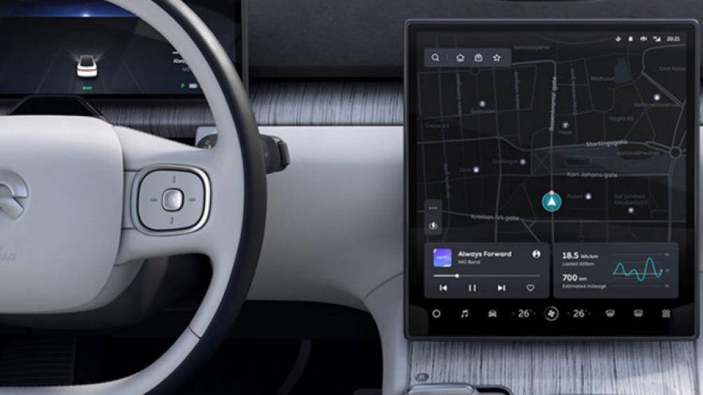 NIO ET7 có trang bị bảng đồng hồ màn kỹ thuật số cỡ 10,2 inch và màn hình cảm ứng trung tâm cỡ 12,8 inch với một hệ thống trợ lý ảo ở phía trên