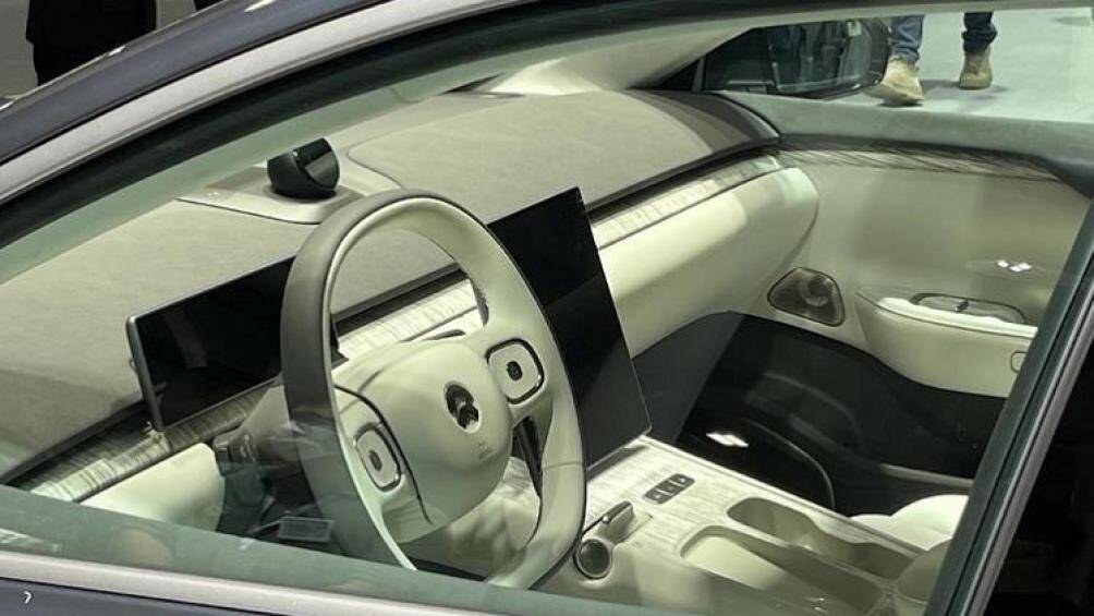 Xe cũng có màn hình HUD, một thiết bị ghi hình 4K, kết nối mạng 5G, WiFi 6.0, Bluetooth 5.2, và hệ thống âm thanh 23 loa chất lượng