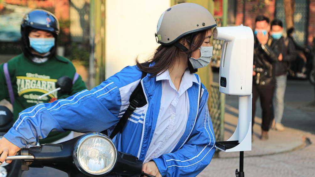 Trường THPT Cầu Giấy trang bị nhiết kế tự động đo thân nhiệt của các em học sinh.