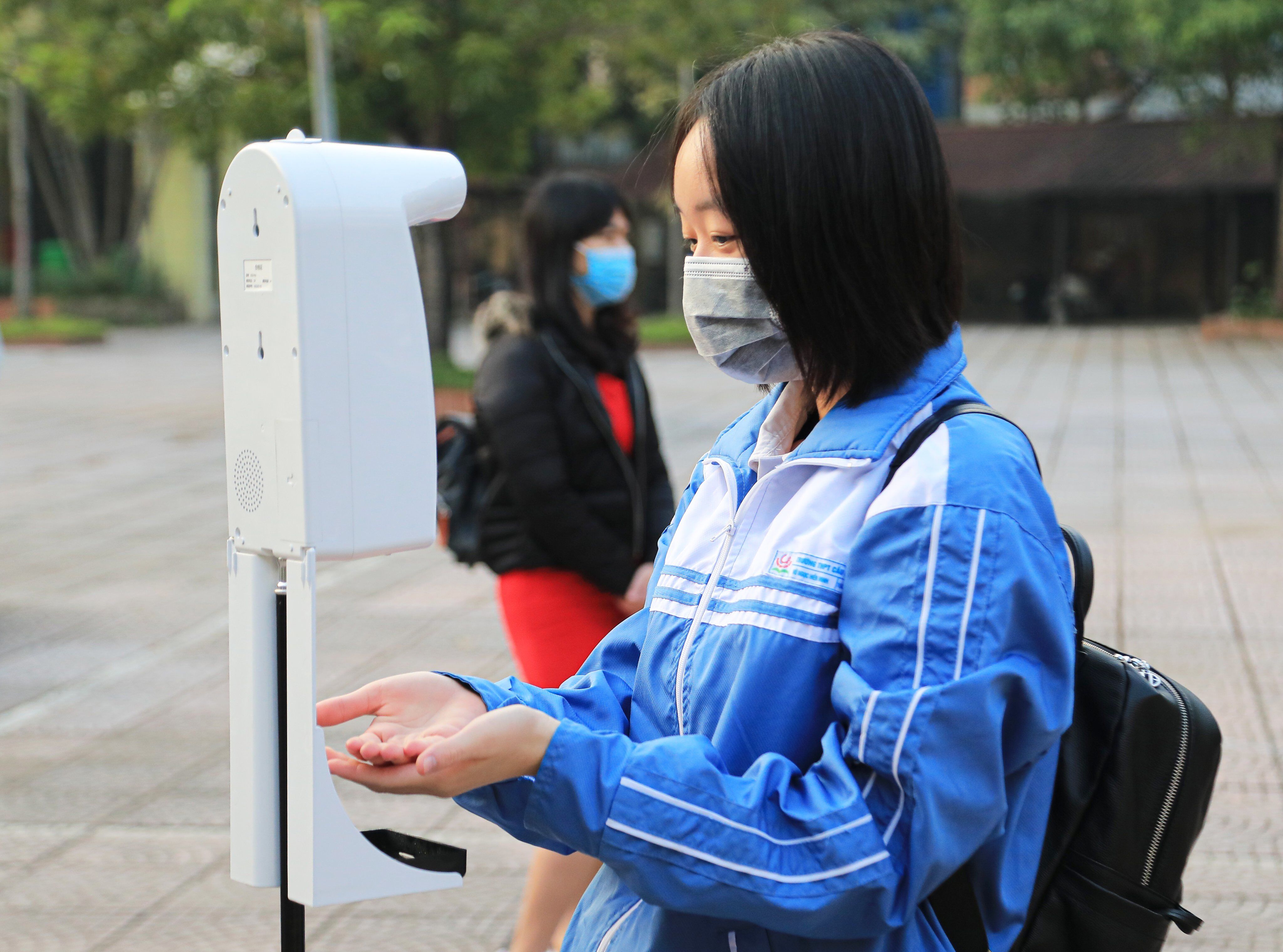 Em Vũ Ngọc Hiền Minh, lớp 12A3 trường THPT Cầu Giấy chia sẻ: "Em rất vui vì được gặp lại thầy cô, bạn bè sau nhiều tháng phải học trực tuyến. Hôm nay em đã dậy từ sớm để chuẩn bị đồ dùng học tập cho các tiết học".
