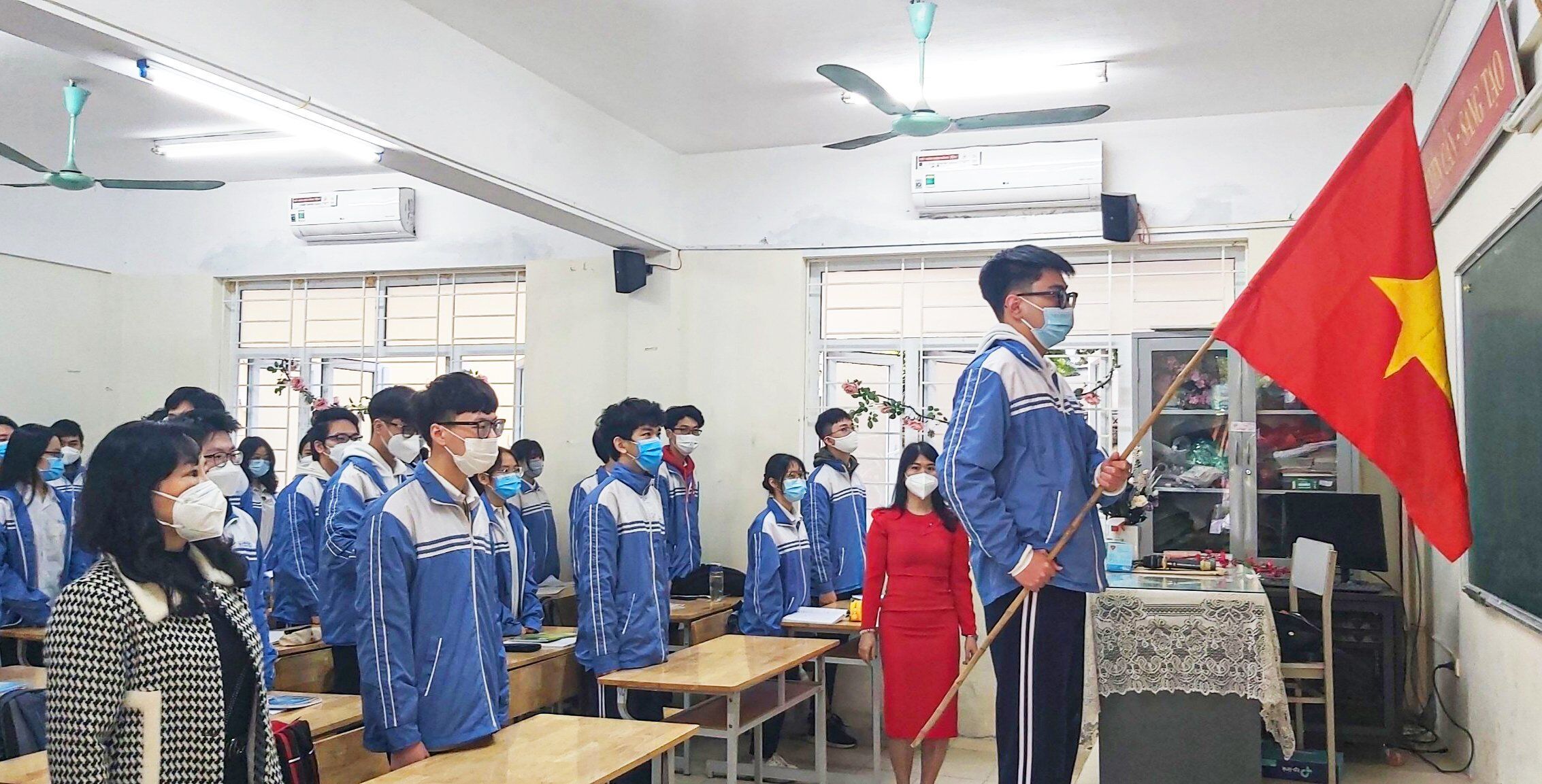 Hôm nay là sáng thứ 2 đầu tuần nên các em học sinh và thầy cô thực hiện nghi lễ chào cờ ở từng lớp.