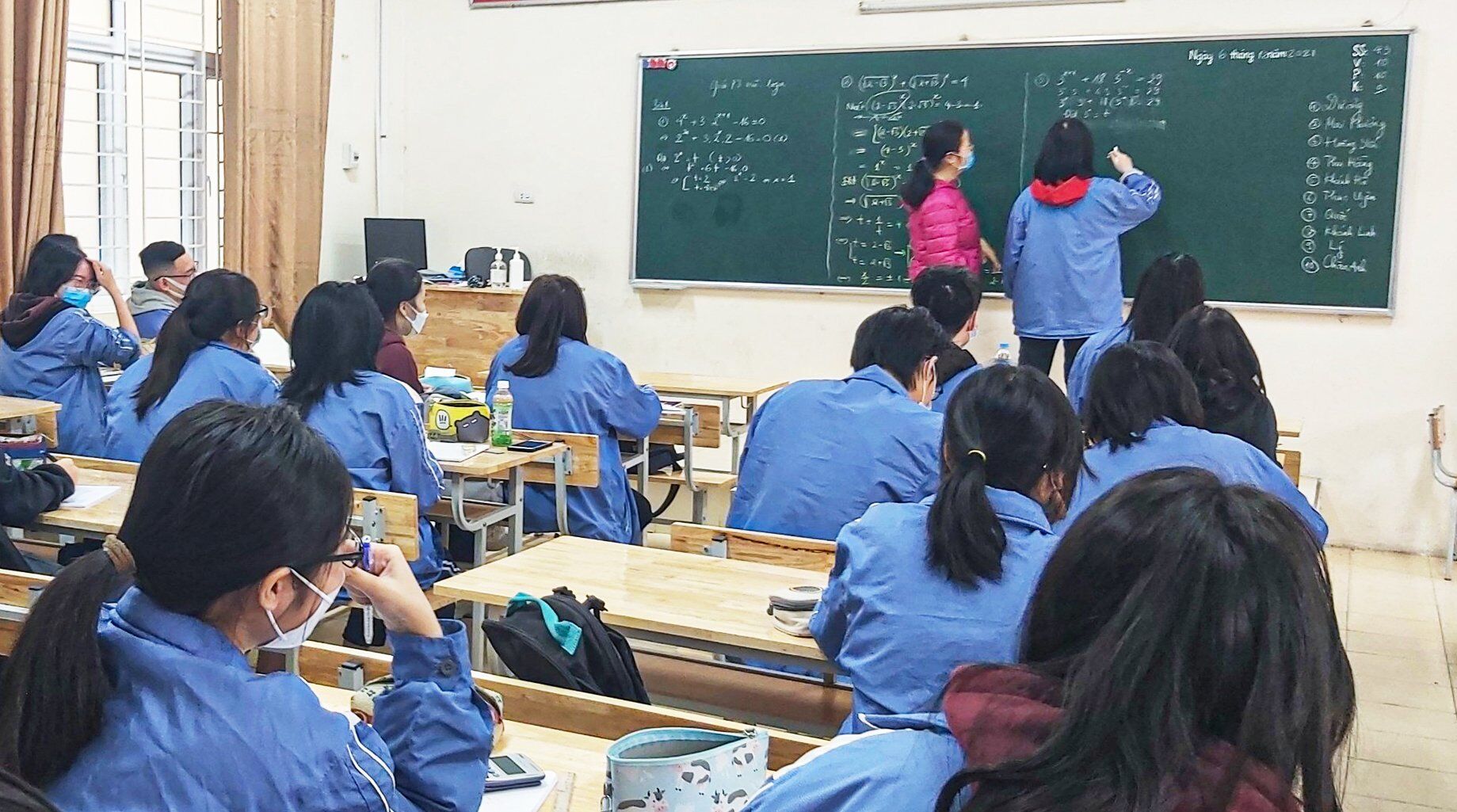 Thực hiện chỉ đạo của Sở GD&ĐT Hà Nội, học sinh khối 12 trở lại trường học trực tiếp từ hôm nay, nhưng thực hiện theo nguyên tắc: 50% học sinh đến trường vào thứ hai, tư, sáu; 50% còn lại đi học vào thứ ba, năm, bảy.