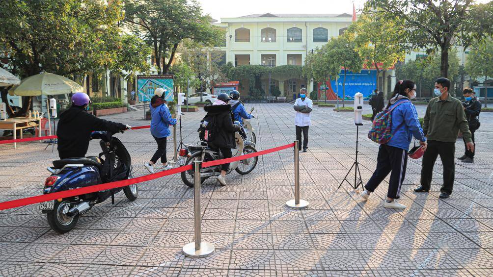 Để đảm bảo công tác phòng chống dịch Covid-19, Sở Y tế Hà Nội đã có hướng dẫn về phương án xử lý các trường hợp nghi ngờ lây nhiễm Covid-19, F1 và F2 khi học sinh trở lại trường.