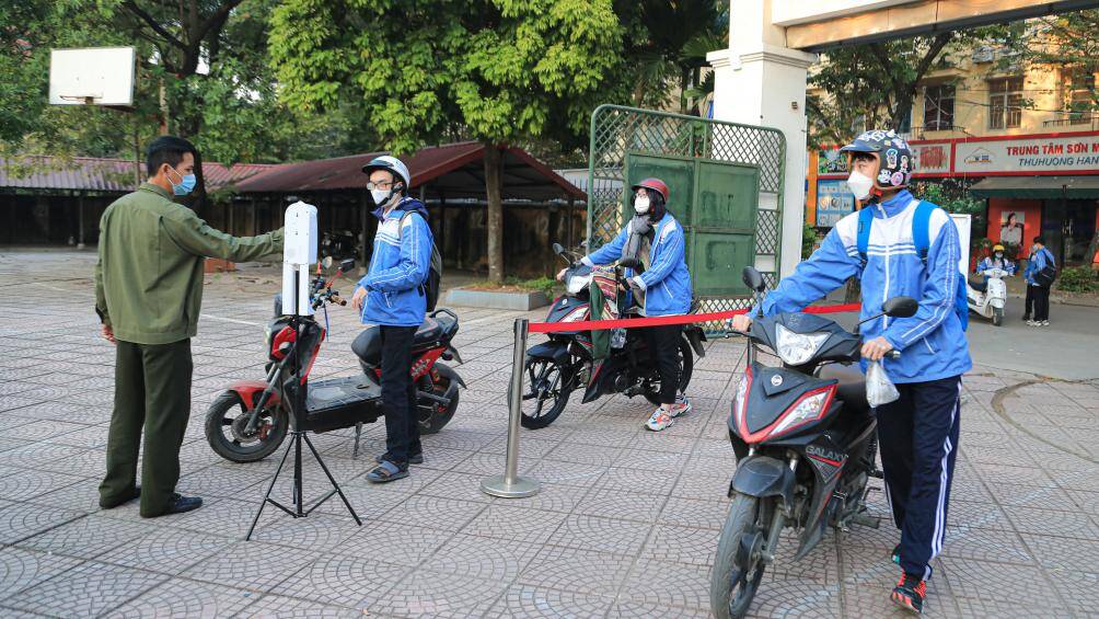 Theo ghi nhận của PV Báo Giao thông tại Trường THPT Cầu Giấy (quận Cầu Giấy), nhiều học sinh đã đến trường từ sớm.