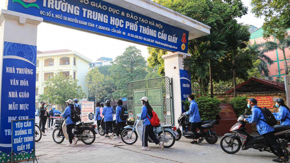 Sáng nay (6/12), học sinh lớp 12 trên địa bàn thành phố Hà Nội bắt đi học tại trường trở lại, sau 7 tháng học trực tuyến vì ảnh hưởng bởi dịch Covid-19.