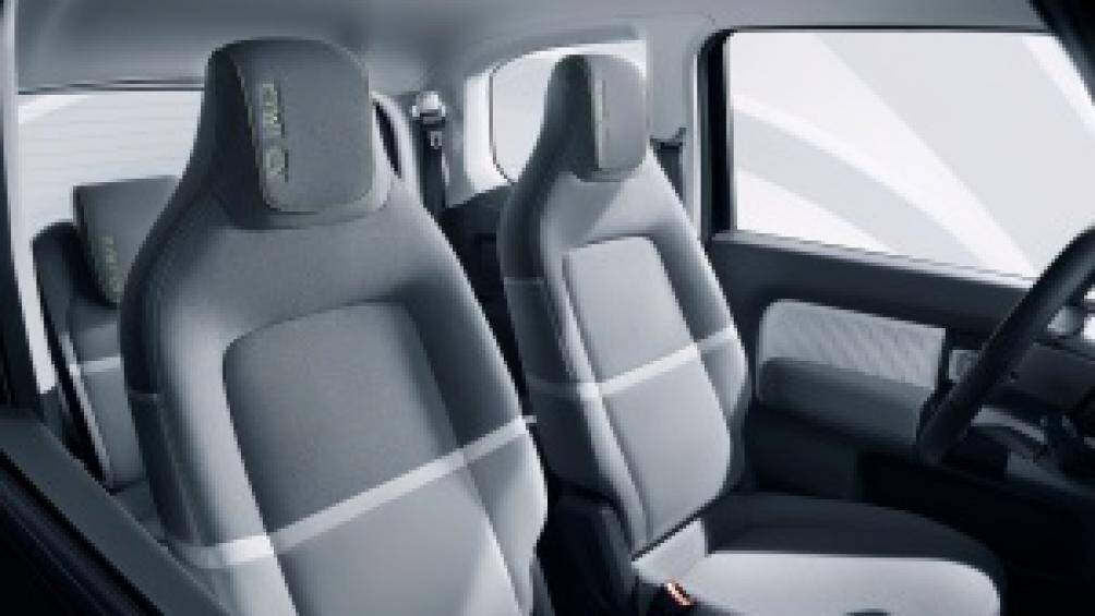 Wuling Hongguang Mini EV chỉ có những trang bị tiện nghi tối thiểu như ghế bọc nỉ, điều hòa chỉnh cơ 1 vùng, núm xoay chuyển số R/N/D