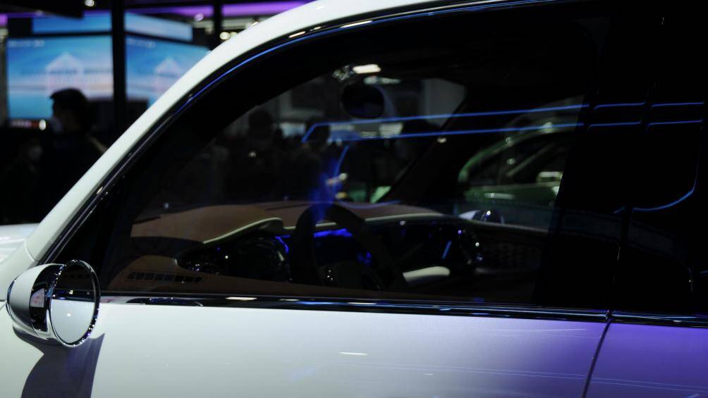 Nằm phía dưới màn hình thông tin giải trí trung tâm là cụm ba cửa gió điều hòa kiểu tua-bin, được nối liền với nhau bởi một thanh kim loại màu đồng