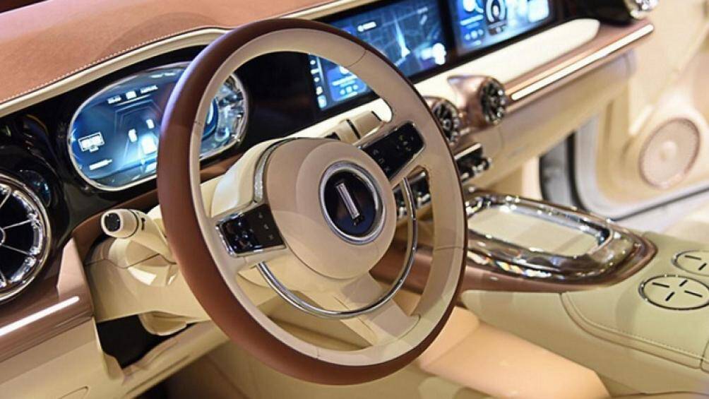 Chi tiết gây ấn tượng mạnh mẽ nhất là thiết lập ba màn hình kéo dài hết chiều rộng bảng táp-lô, bao gồm một màn hình nằm sau vô lăng