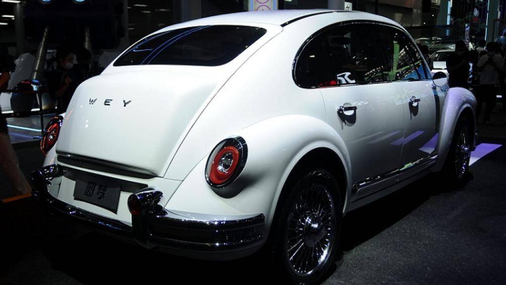 WEY Yuanmeng được trang bị vô lăng ba chấu bọc da hai tông màu, tích hợp các nút bấm chức năng và đi kèm một vài điểm nhấn chrome độc đáo