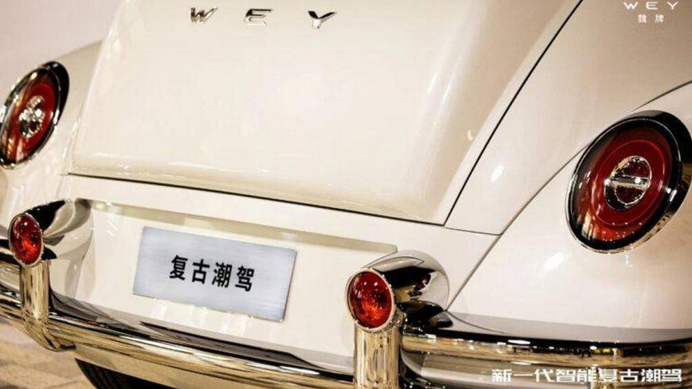 Thêm vào đó là một màn hình trung tâm cho hệ thống thông tin giải trí và một màn hình đặt ngay phía trước ghế lái phụ