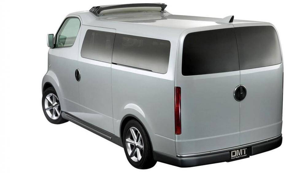 Toyota DMT có thiết lập hẳn một văn phòng đầy đủ trang bị ở không gian phía sau với một vách ngăn tiện ích