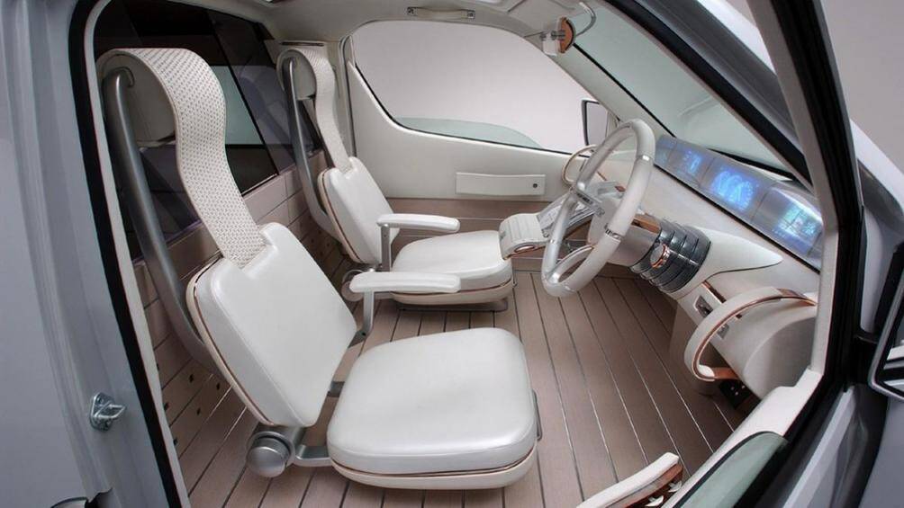 Đồng thời là sự hiện diện của các bề mặt gỗ sáng màu, những chiếc ghế trông sang trọng và tương lai với phần gối tựa đầu tiện nghi