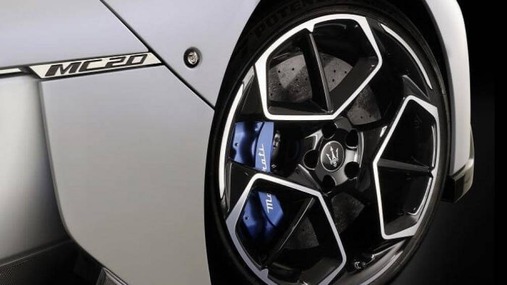 Xe được trang bị bộ mâm 20 inch, cỡ lốp trước/sau lần lượt 245/35 và 305/30. Cùm phanh hiệu năng cao của Brembo màu xanh bắt mắt