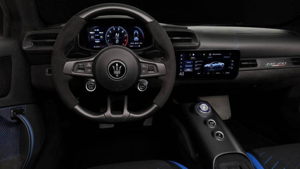 Vô-lăng theo phong cách xe đua được ốp carbon và da Alcantara không kém phần sang trọng. Màn hình tốc độ kỹ thuật số hoàn toàn với kích thước 10 inch