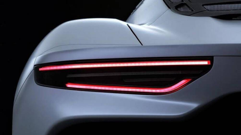 Cụm đèn hậu hình tam giác thường thấy trên các siêu xe hạng sang của Maserati nằm cân bằng ở hai bên
