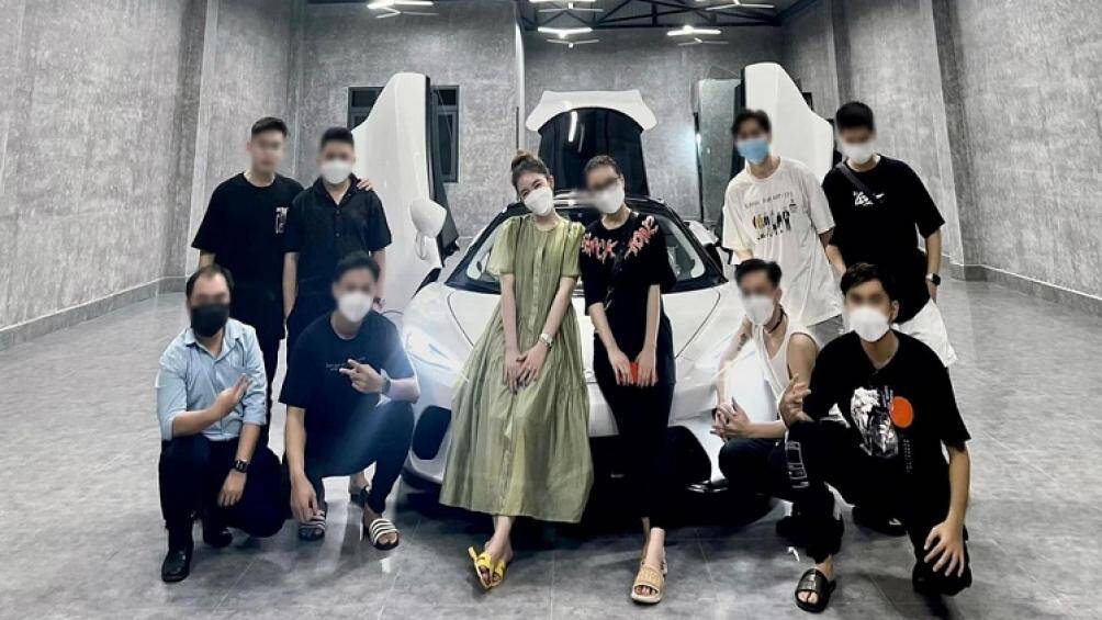 Xe được nhập về thông qua đại lý tư nhân. Hiện nay, McLaren vẫn chưa có nhà phân phối xe chính thức tại Việt Nam