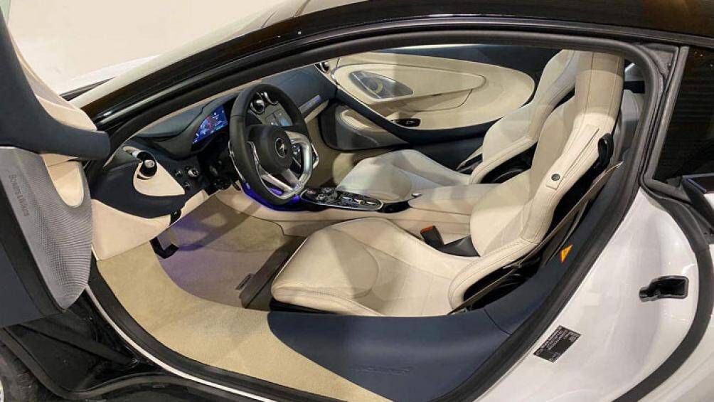 Khoang nội thất xe được hoàn thiện từ nhiều chi tiết cao cấp, ví dụ da bọc trong xe là loại da Nappa và Alcantara