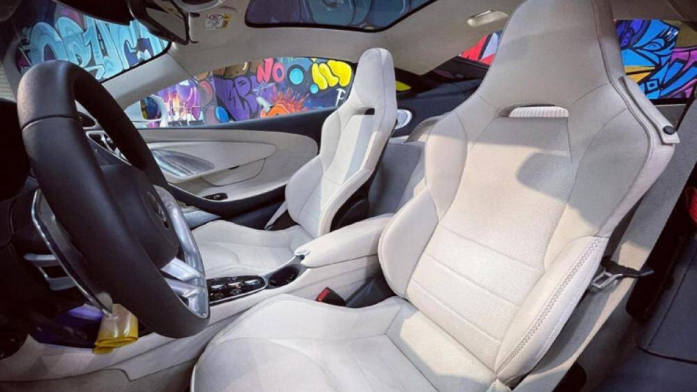 Hệ thống thông minh giải trí điều khiển qua màn hình 7 inch nằm ở trung tâm của xe