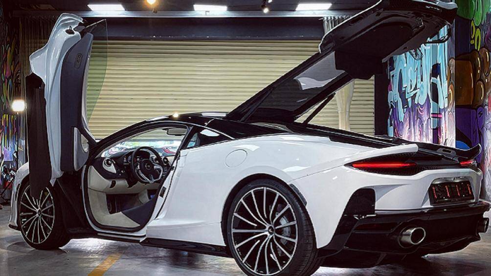 Ngoại hình xe có phần khác biệt so với những dòng xe khác của McLaren khi xe dài tới 4,7 m