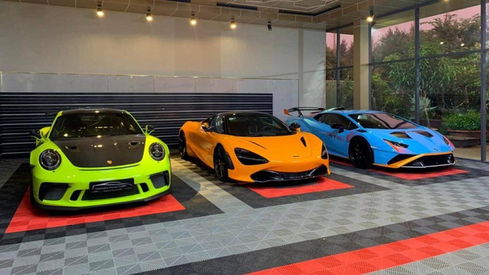 Trên mạng xã hội vừa lan truyền những hình ảnh chụp lại garage siêu xe đắt tiền của một đại gia đến từ tỉnh Bà Rịa - Vũng Tàu