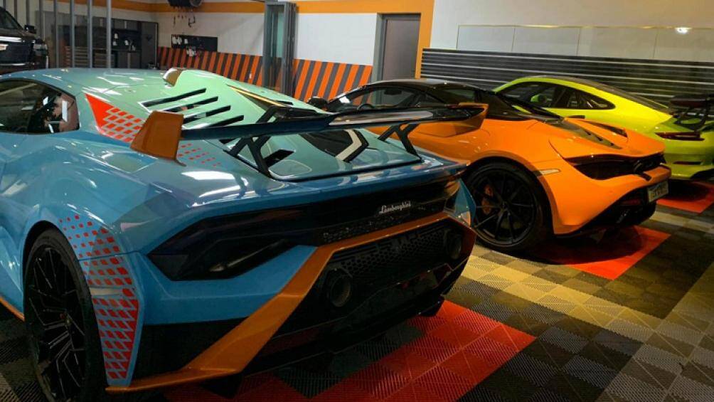 Những chiếc siêu xe của đại gia này bao gồm Porsche 911 GT3 RS, siêu xe mui trần McLaren 720S Spider và cuối cùng là mẫu xe Lamborghini Huracan STO