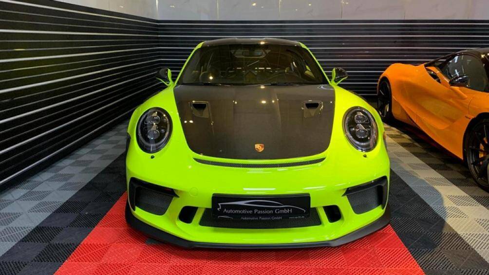 Porsche 911 GT3 RS và Lamborghini Huracan STO chưa có biển số, do mới được nhà sưu tầm xe này bổ sung trong gần 2 tháng qua