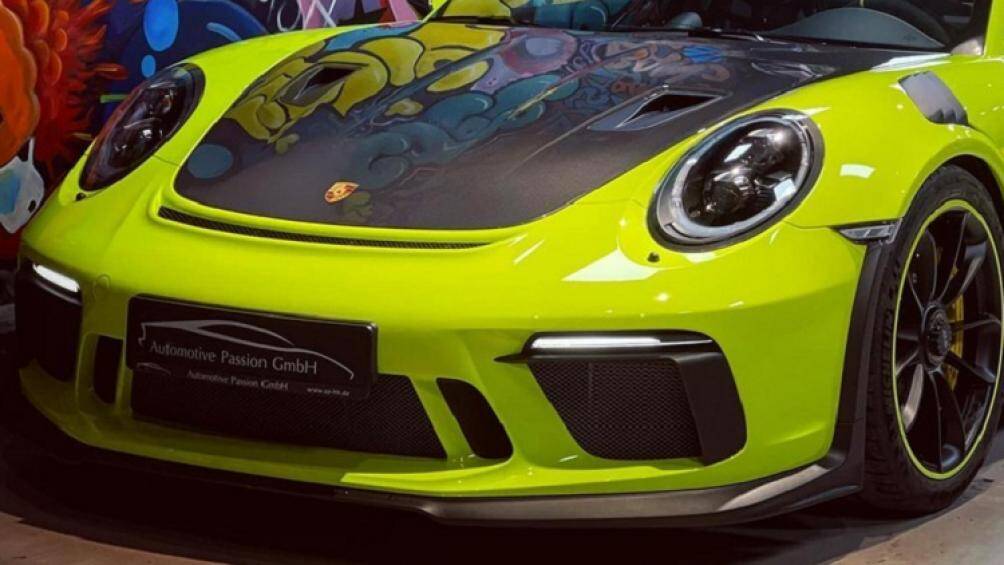 Chiếc siêu xe Porsche 911 GT3 RS của doanh nhân Vũng Tàu có ngoại thất sơn màu xanh Acid Green cùng với đó là tùy chọn carbon ở ngoại thất