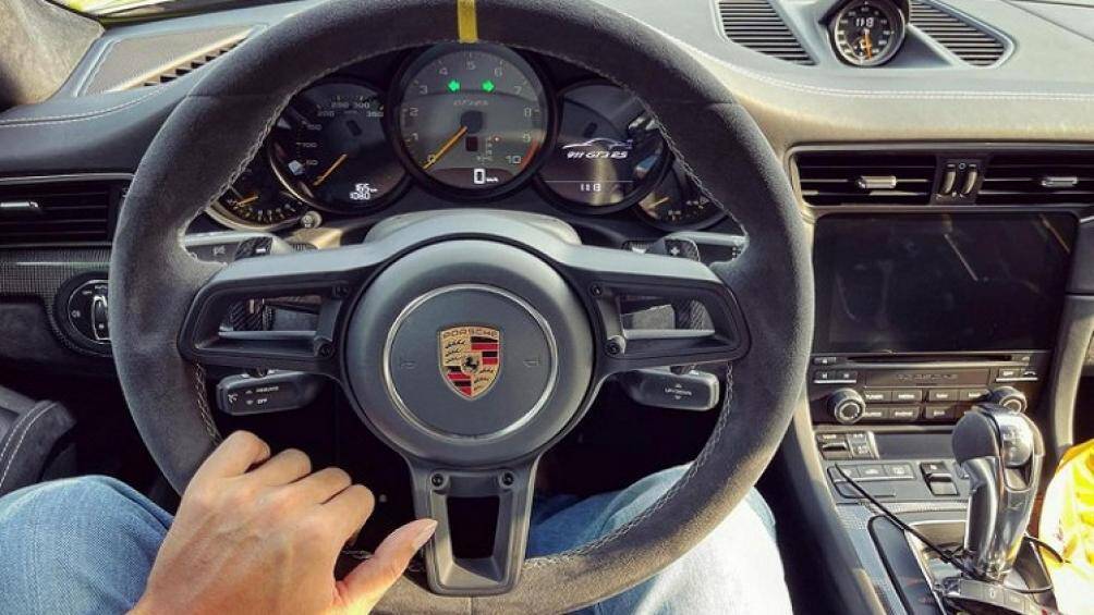 Giá xe Porsche 911 phiên bản GT3 RS chính hãng tại Việt Nam từ 13,95 tỷ đồng cho bản tiêu chuẩn, chưa bao gồm các tùy chọn thêm của khách hàng
