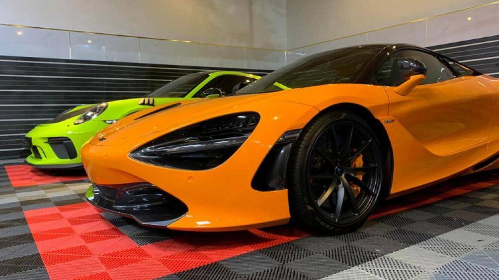 Siêu xe mui trần McLaren 720S Spider có giá bán tại dải đất hình chữ S trên 23 tỷ đồng. Mức giá này chưa bao gồm chi phí ra biển số