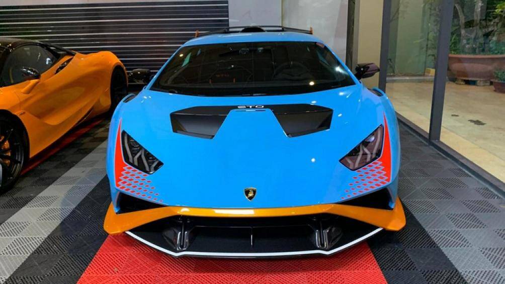 Ấn tượng nhất trong garage siêu xe này phải kể đến siêu bò Lamborghini Huracan phiên bản Super Trofeo Omologata hay còn gọi là STO