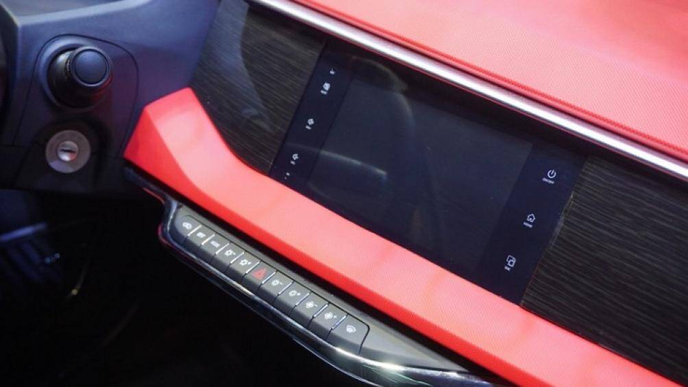 Trang bị tương ứng của phiên bản ZX là pin 14 kWh, cho phép xe chạy 170 km mới hết pin